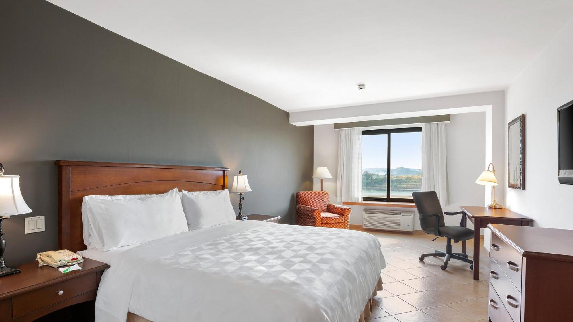 Quarto Standard com Cama King-size e Vista do Canal