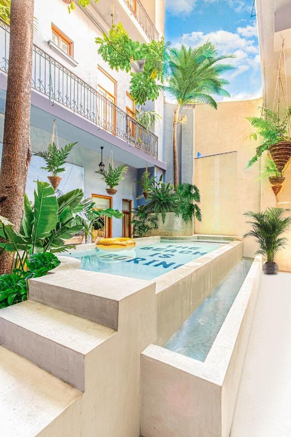 Apartment with Pool View