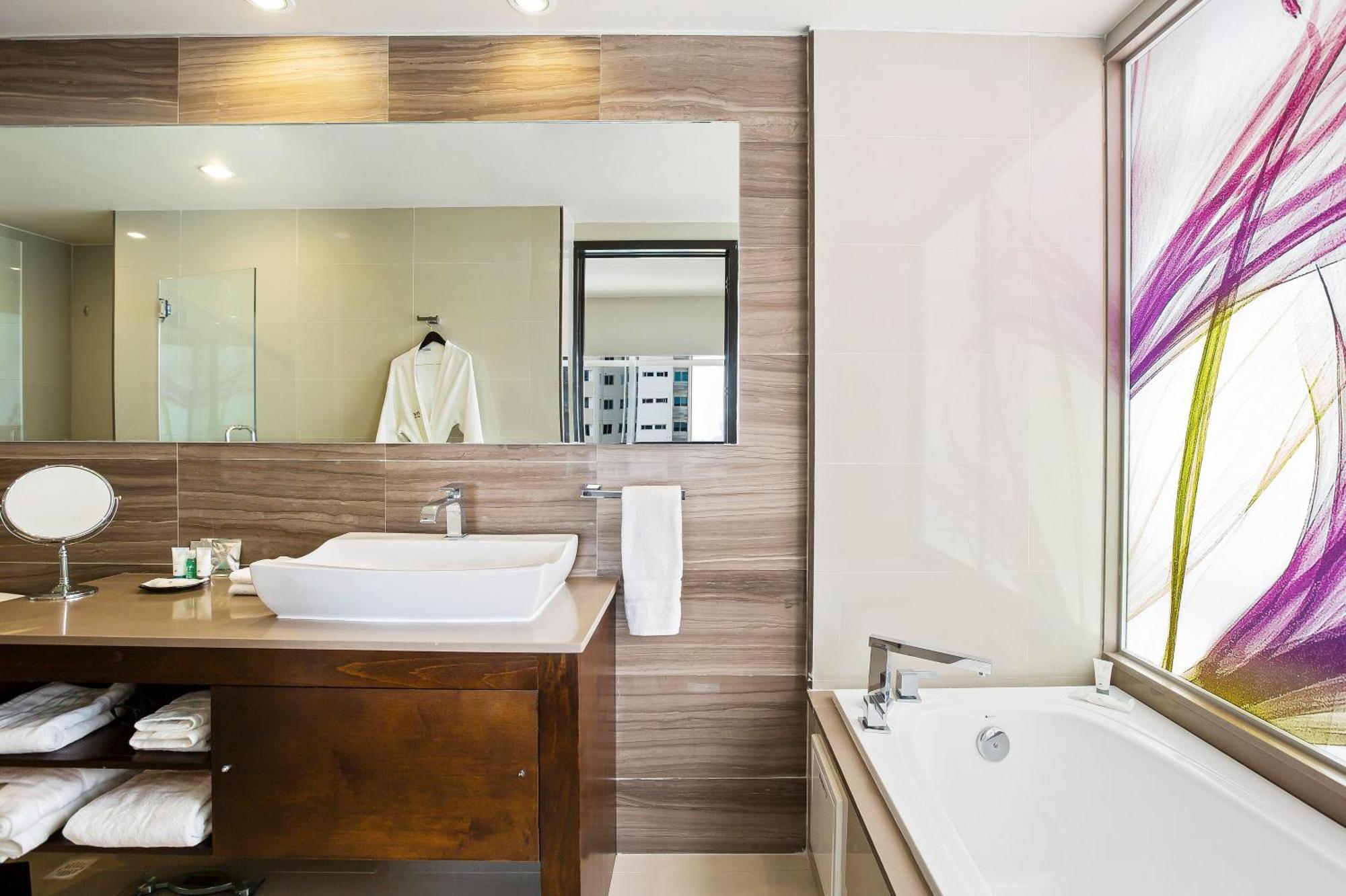 Business Suite, Club lounge access, 1 King, City view