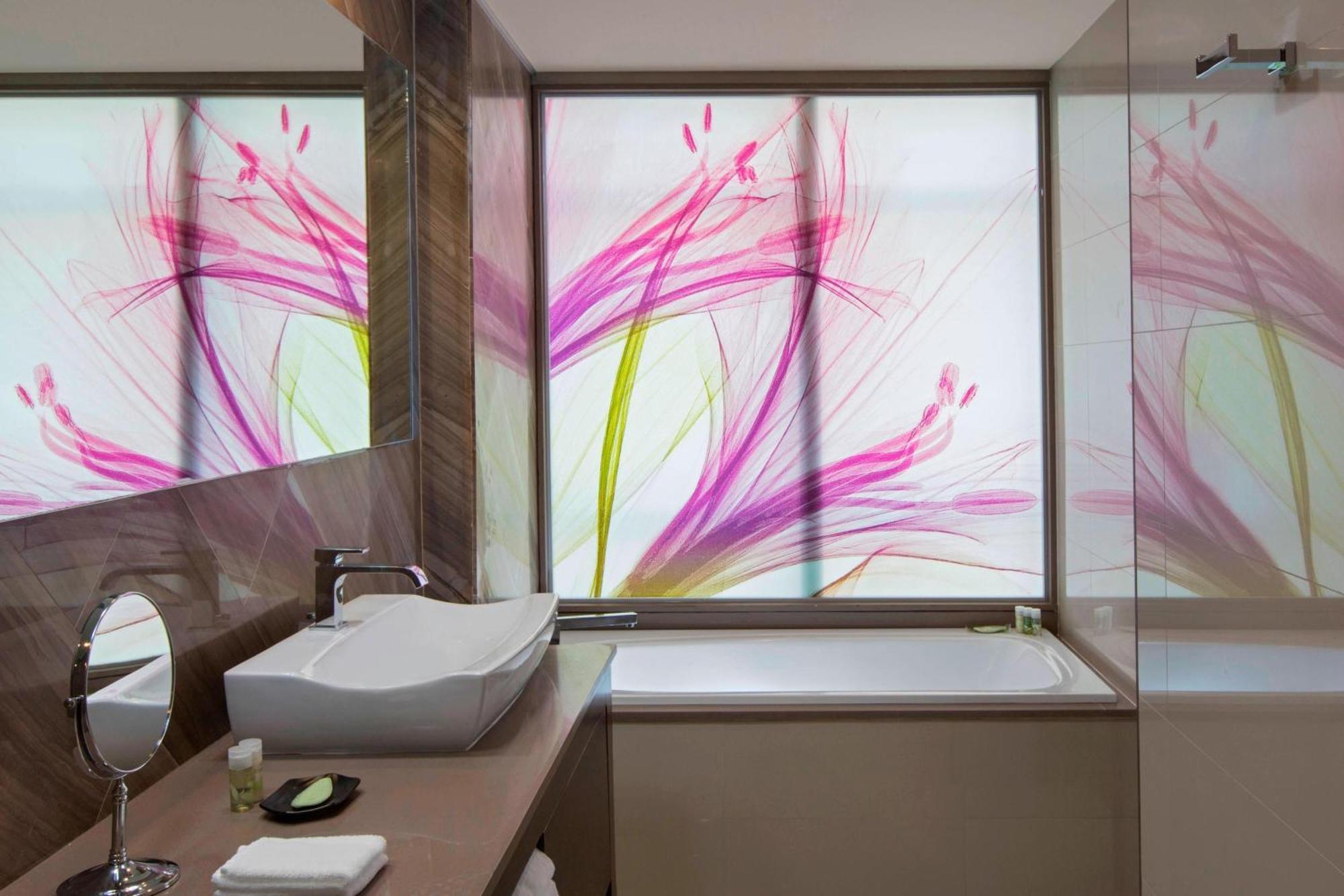 Renewal Suite, Club lounge access, 1 Bedroom Larger Suite