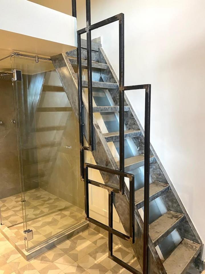 Deluxe One-Bedroom Apartment