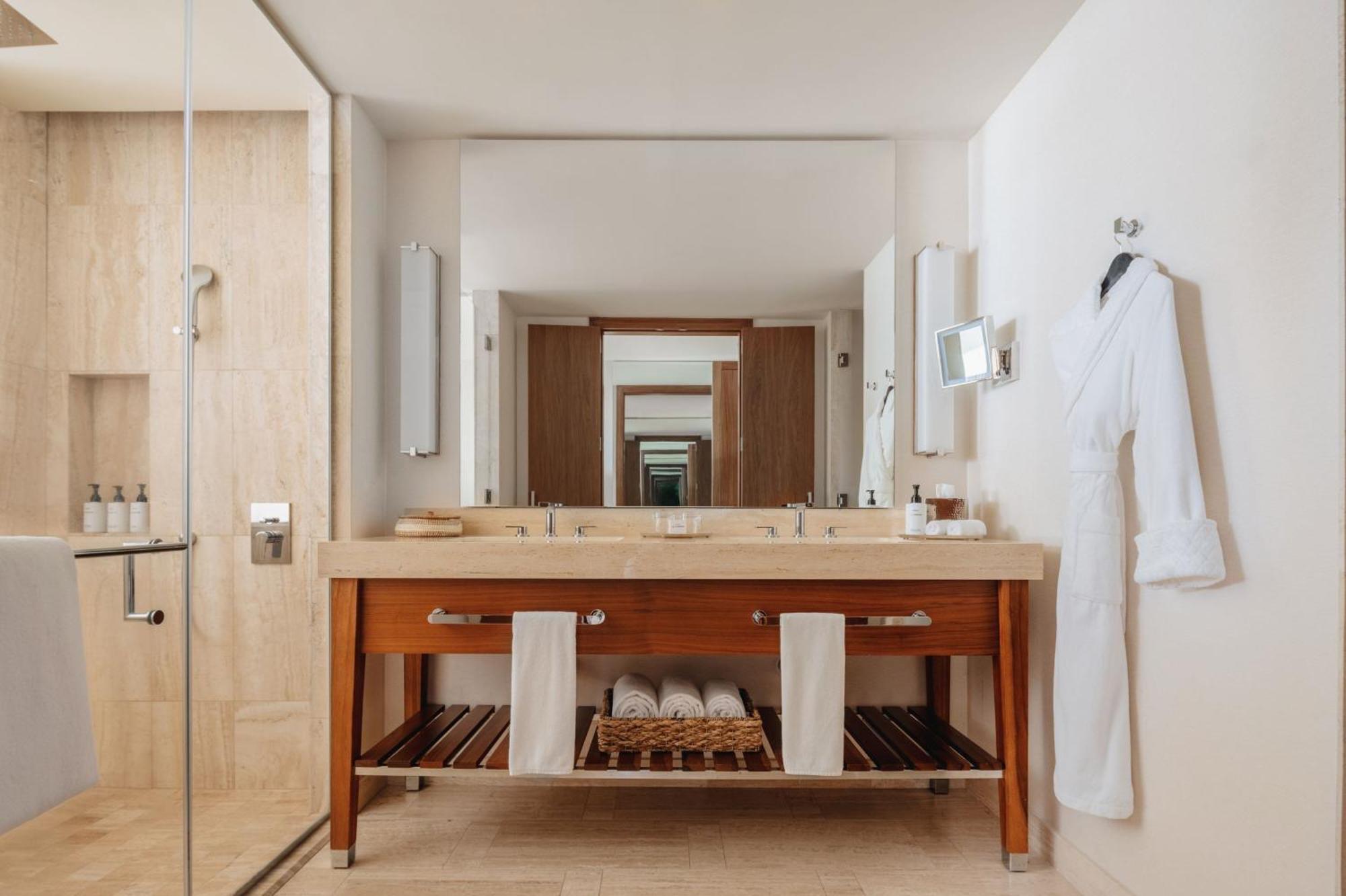 Deluxe Urban View, Guest room, 1 King, City view,1616907427:JPEG