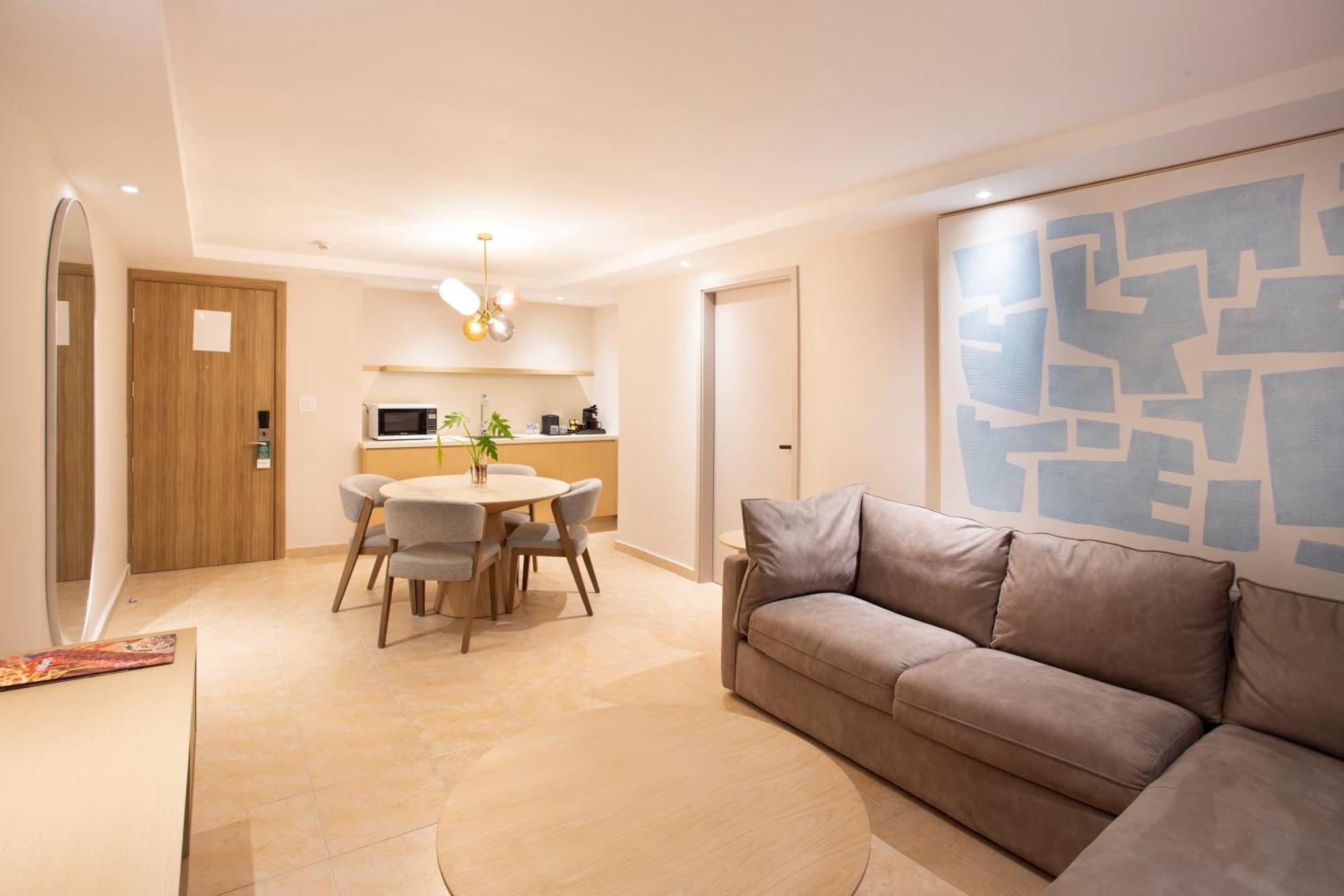 King Room with Roll-in Shower - Disability Access/Non-Smoking