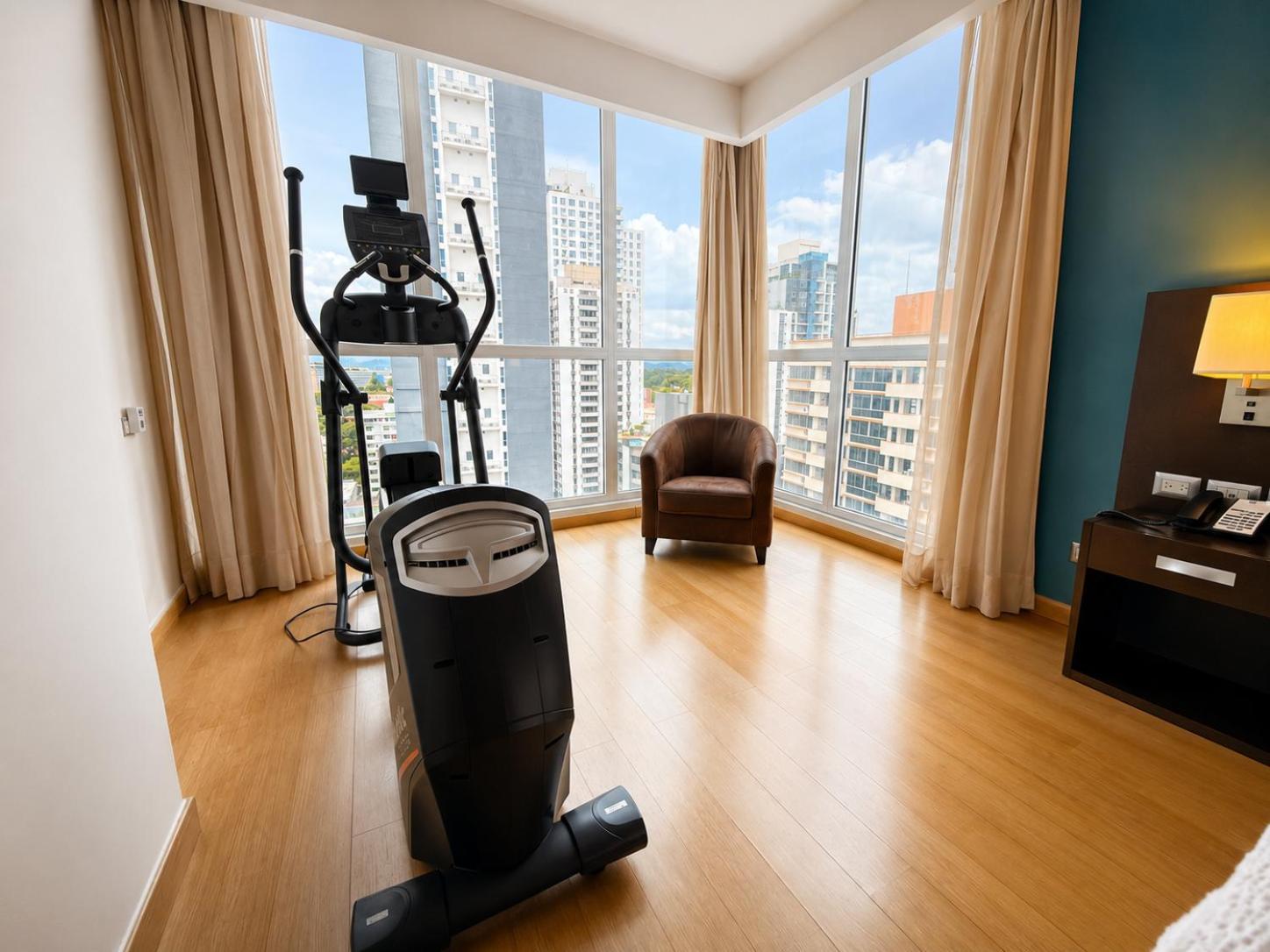Deluxe Fitness King Room