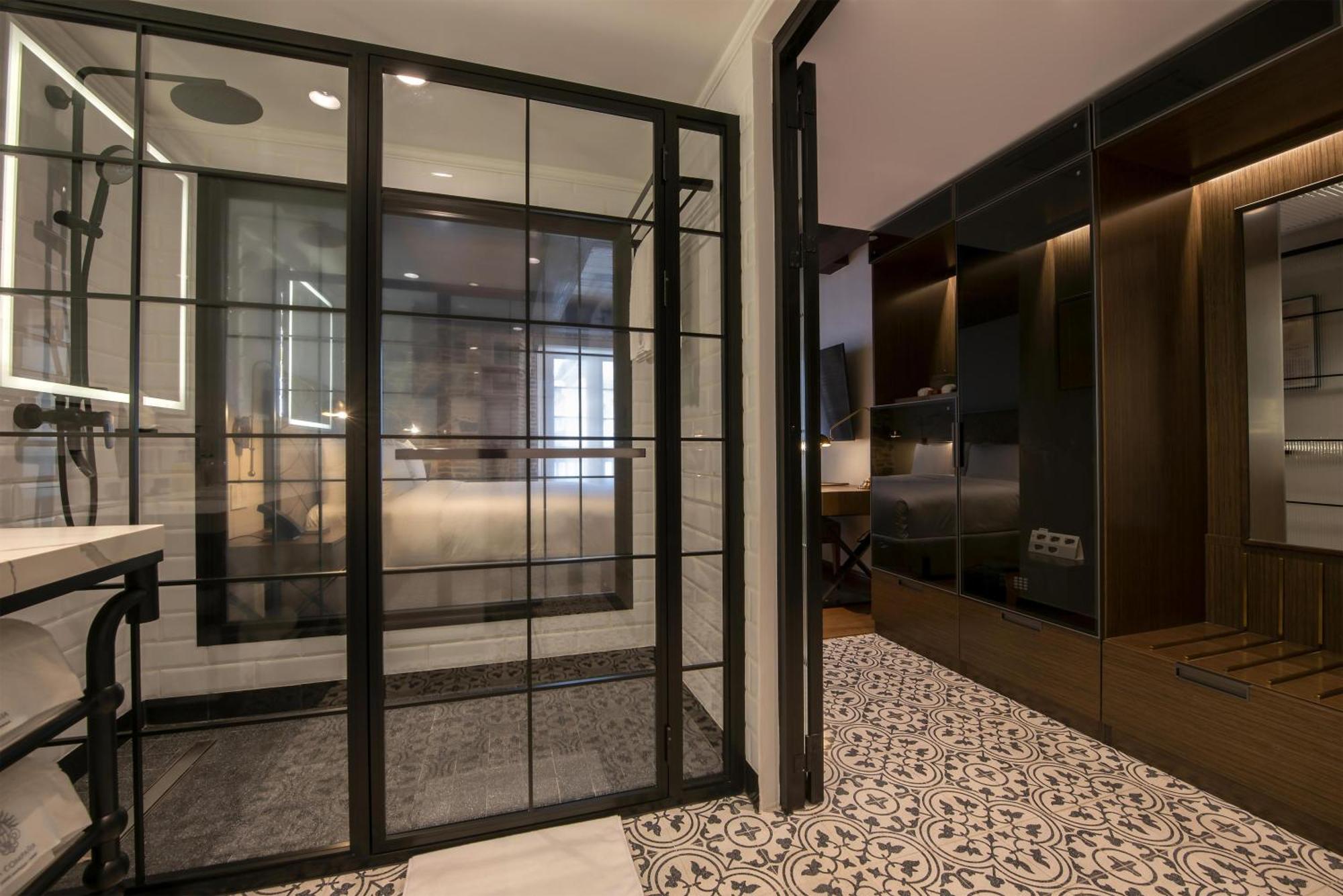 Queen Room Courtyard View