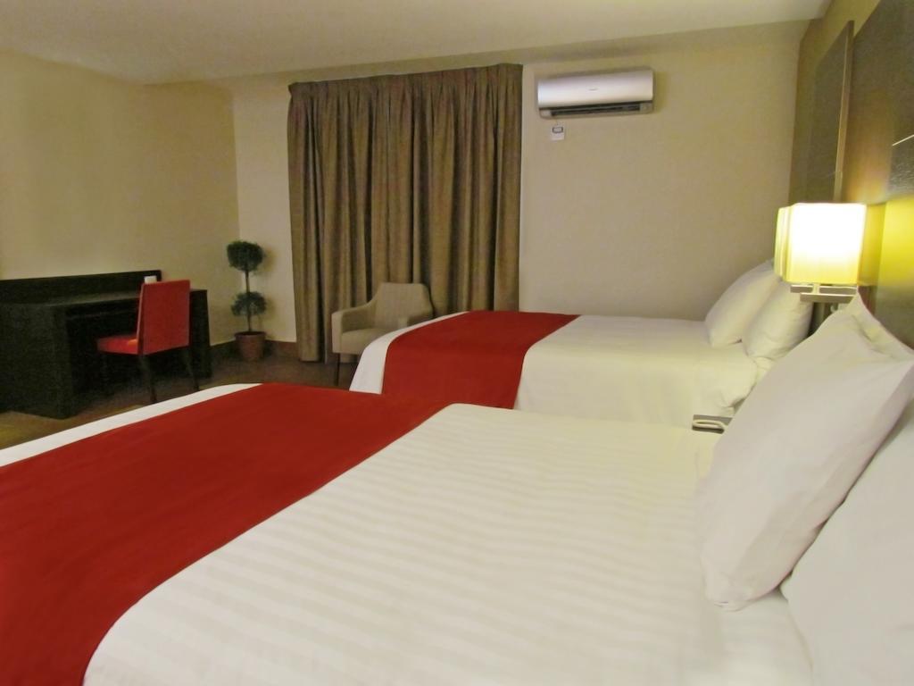 Deluxe Queen Suite