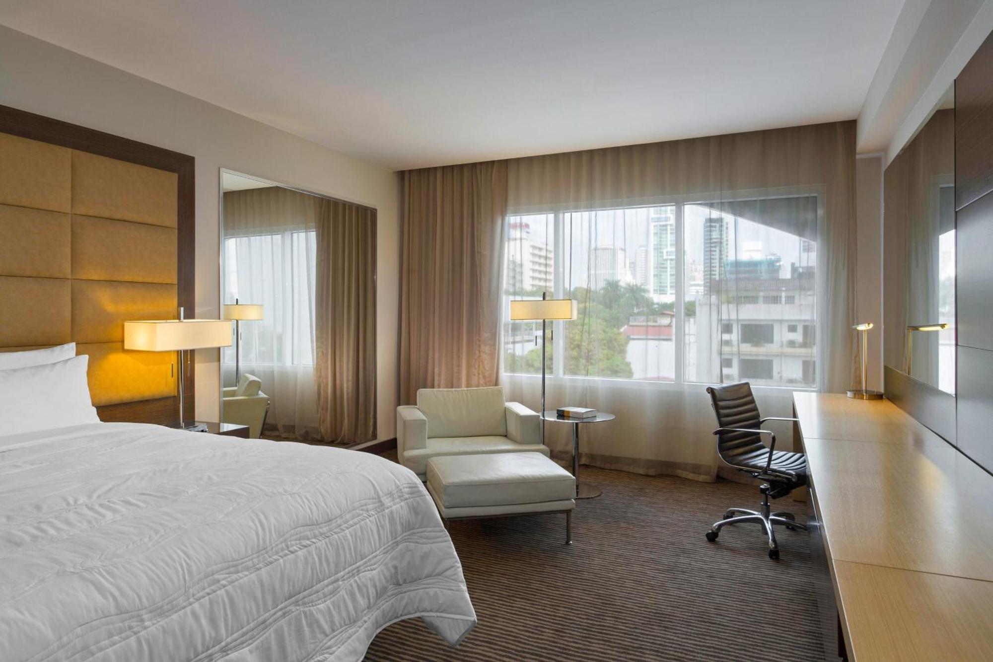 Executive, Club lounge access, Guest room, 1 King, City view