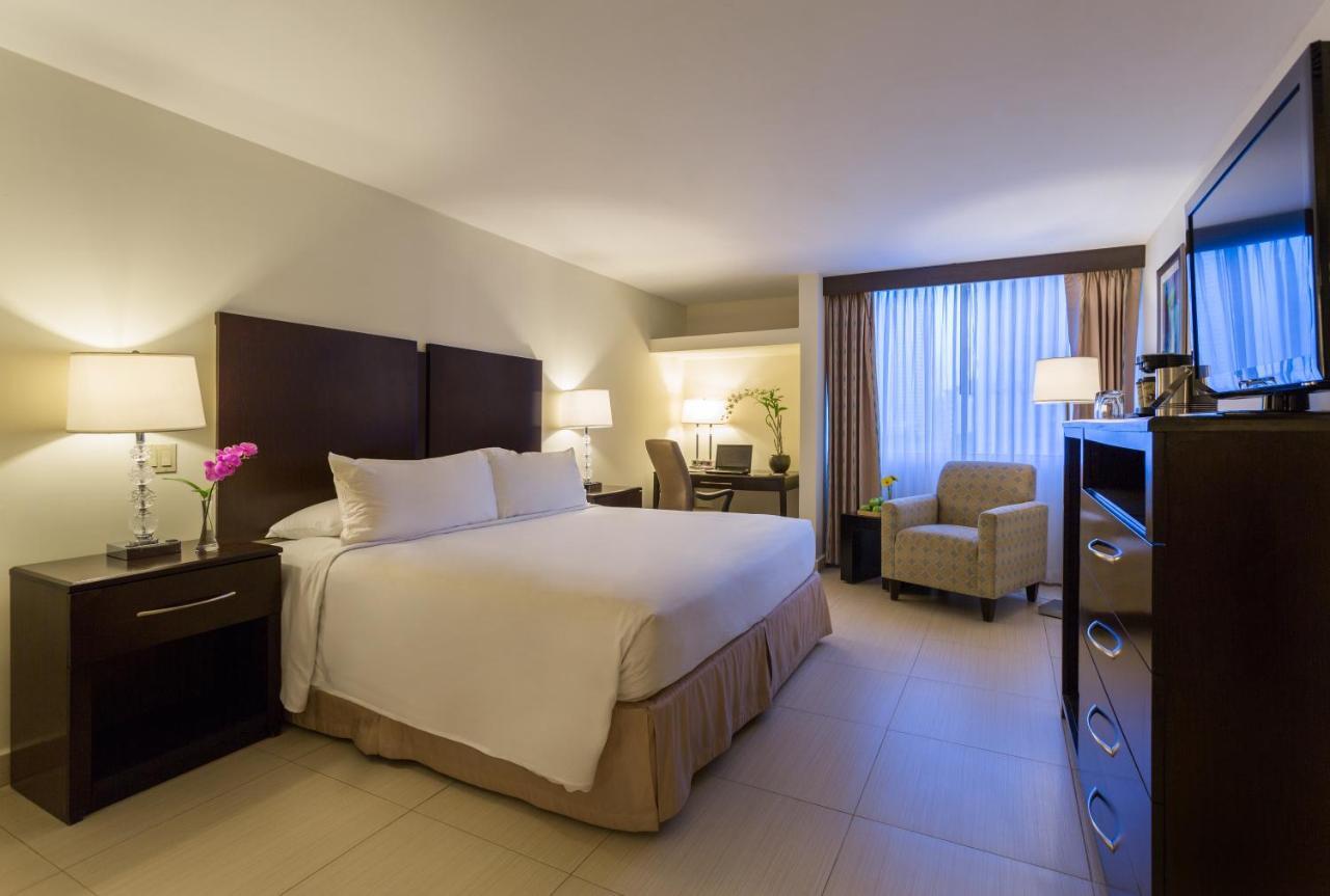 Habitación con cama extragrande.